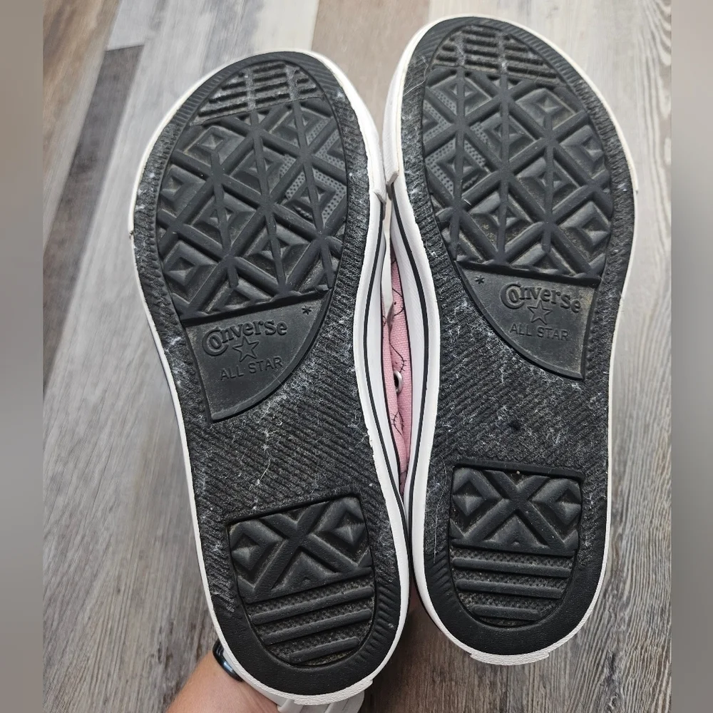 Converse x Hello Kitty Sanrio Low Sneakers Girls Youth 2 Pink + White